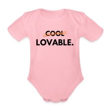 Lade das Bild in den Galerie-Viewer, Baby Bio-Kurzarm-Body LOVABLE. dunkle Schrift - Hellrosa
