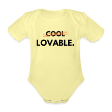 Lade das Bild in den Galerie-Viewer, Baby Bio-Kurzarm-Body LOVABLE. dunkle Schrift - Hellgelb