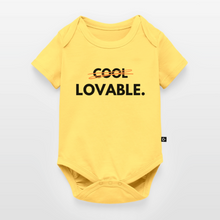 Lade das Bild in den Galerie-Viewer, Baby Bio-Kurzarm-Body LOVABLE. dunkle Schrift - Pastellgelb
