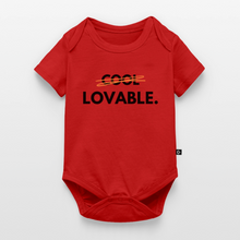 Lade das Bild in den Galerie-Viewer, Baby Bio-Kurzarm-Body LOVABLE. dunkle Schrift - Rot