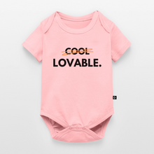 Lade das Bild in den Galerie-Viewer, Baby Bio-Kurzarm-Body LOVABLE. dunkle Schrift - Rosa