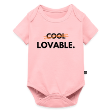 Lade das Bild in den Galerie-Viewer, Baby Bio-Kurzarm-Body LOVABLE. dunkle Schrift - Rosa
