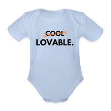 Lade das Bild in den Galerie-Viewer, Baby Bio-Kurzarm-Body LOVABLE. dunkle Schrift - Sky
