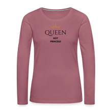 Lade das Bild in den Galerie-Viewer, Langarmshirt QUEEN not PRINCESS - Malve