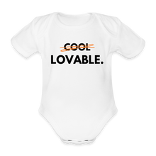 Lade das Bild in den Galerie-Viewer, Baby Bio-Kurzarm-Body LOVABLE. dunkle Schrift - Weiß