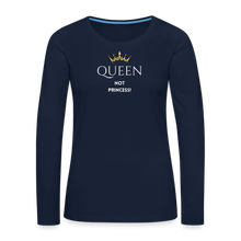 Lade das Bild in den Galerie-Viewer, Langarmshirt QUEEN not PRINCESS helle Schrift - Navy