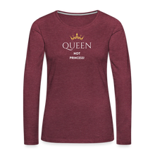 Lade das Bild in den Galerie-Viewer, Langarmshirt QUEEN not PRINCESS helle Schrift - Bordeauxrot meliert
