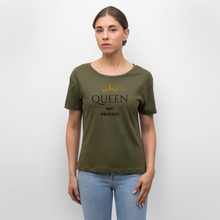 Lade das Bild in den Galerie-Viewer, T-Shirt QUEEN not PRINCESS - Khaki
