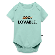 Lade das Bild in den Galerie-Viewer, Baby Bio-Kurzarm-Body LOVABLE. dunkle Schrift - Mint 
