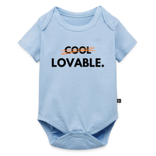 Lade das Bild in den Galerie-Viewer, Baby Bio-Kurzarm-Body LOVABLE. dunkle Schrift - Hellblau
