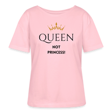 Lade das Bild in den Galerie-Viewer, T-Shirt QUEEN not PRINCESS - Hellrosa
