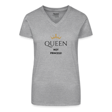 Lade das Bild in den Galerie-Viewer, T-Shirt mit V-Ausschnitt QUEEN not PRINCESS - Grau meliert
