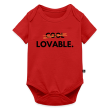 Lade das Bild in den Galerie-Viewer, Baby Bio-Kurzarm-Body LOVABLE. dunkle Schrift - Rot
