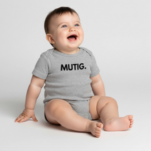 Lade das Bild in den Galerie-Viewer, Baby Bio-Kurzarm-Body MUTIG. - Grau meliert
