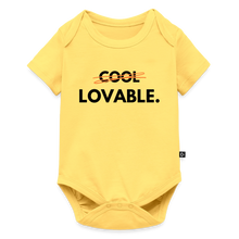 Lade das Bild in den Galerie-Viewer, Baby Bio-Kurzarm-Body LOVABLE. dunkle Schrift - Pastellgelb
